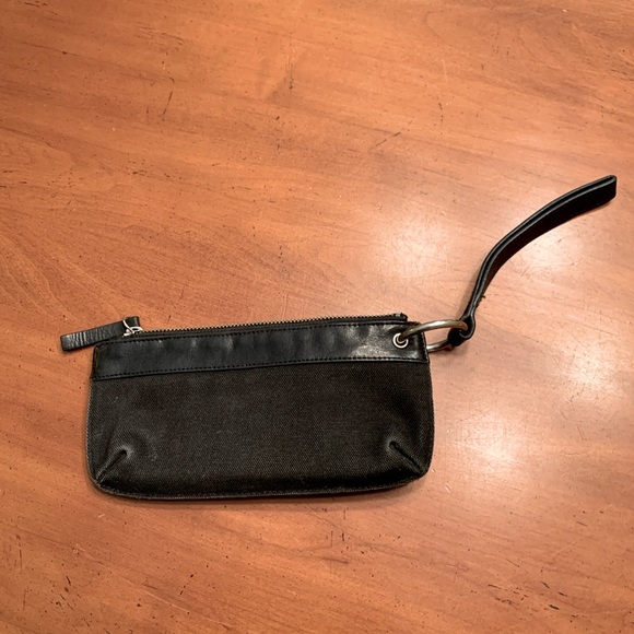 🤗BUNDLE & SAVE‼️ 🖤Cute, clean, no frills wristlet - Picture 3 of 3